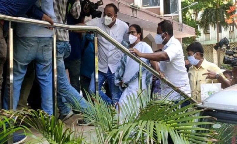 Kolkata: West Bengal Chief Minister Mamata Banerjee Arrives At Cbi Office After Arrest Of West Bengal Ministers, Mla In Narada Case In Kolkata On Monday, 17 May, 2021.(photo:ians)
